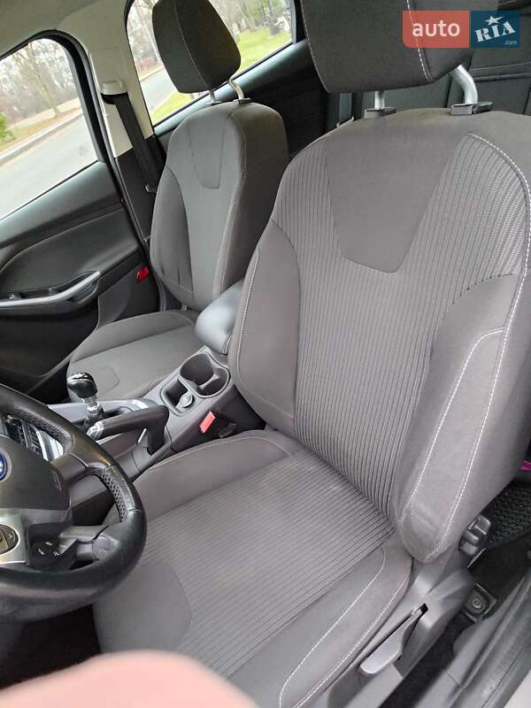 Универсал Ford Focus 2013 в Вишневом фото 19 Универсал Ford Focus 2013 в Вишневом