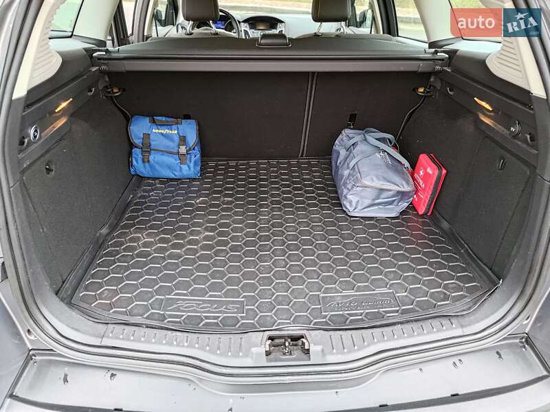 Универсал Ford Focus 2013 в Вишневом фото 25 Универсал Ford Focus 2013 в Вишневом