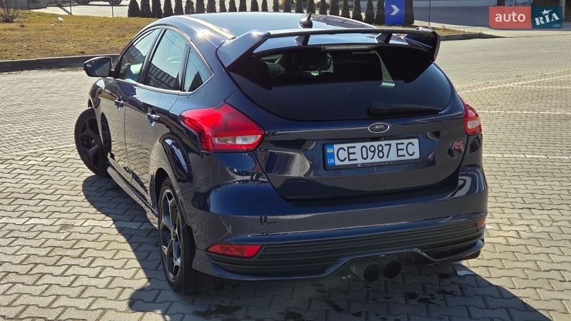 Хэтчбек Ford Focus 2015 в Черновцах
