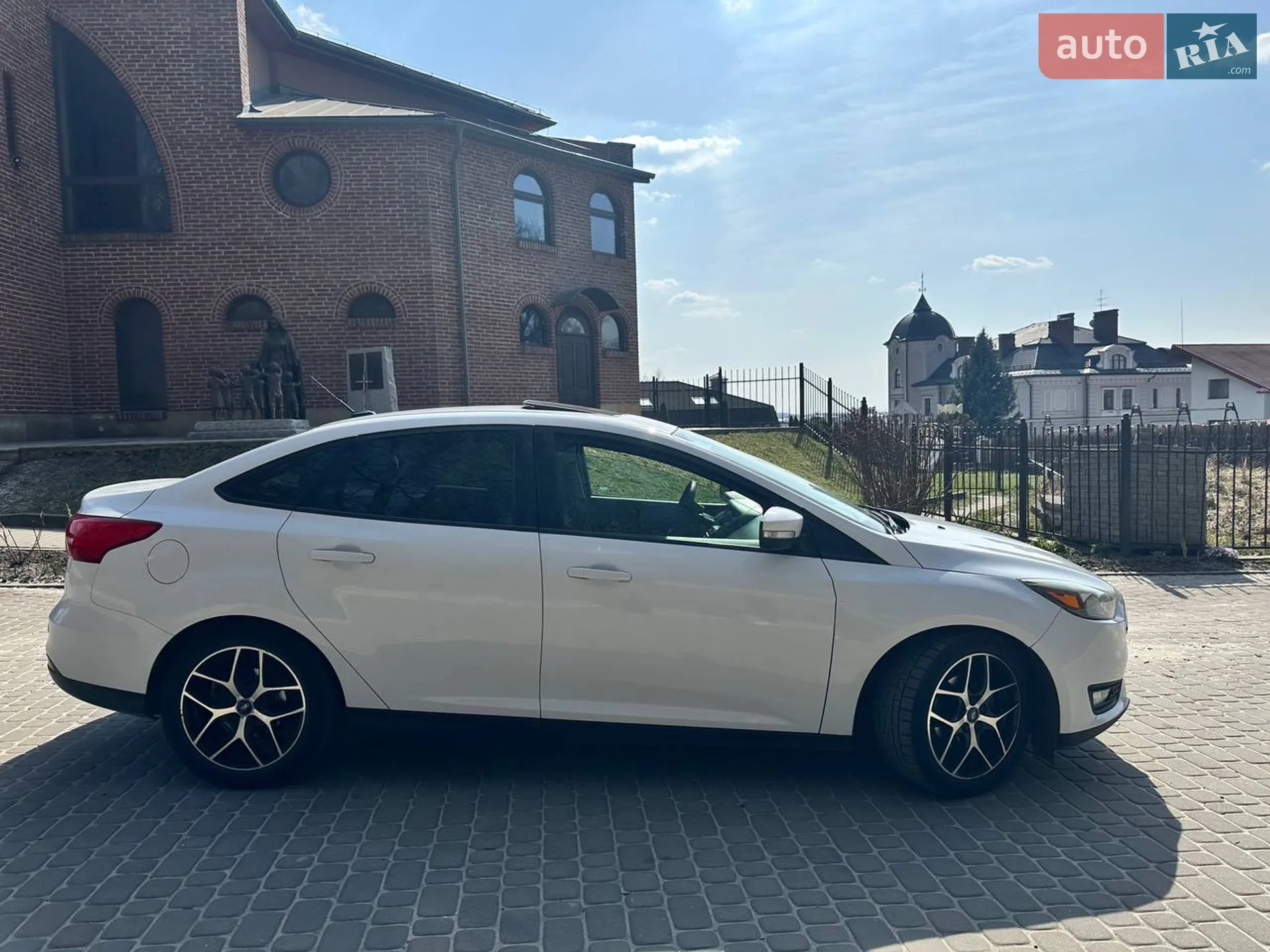 Ford Focus 2017 VIN 1FADP3H22HL289323 фото оголошення 4 з 27