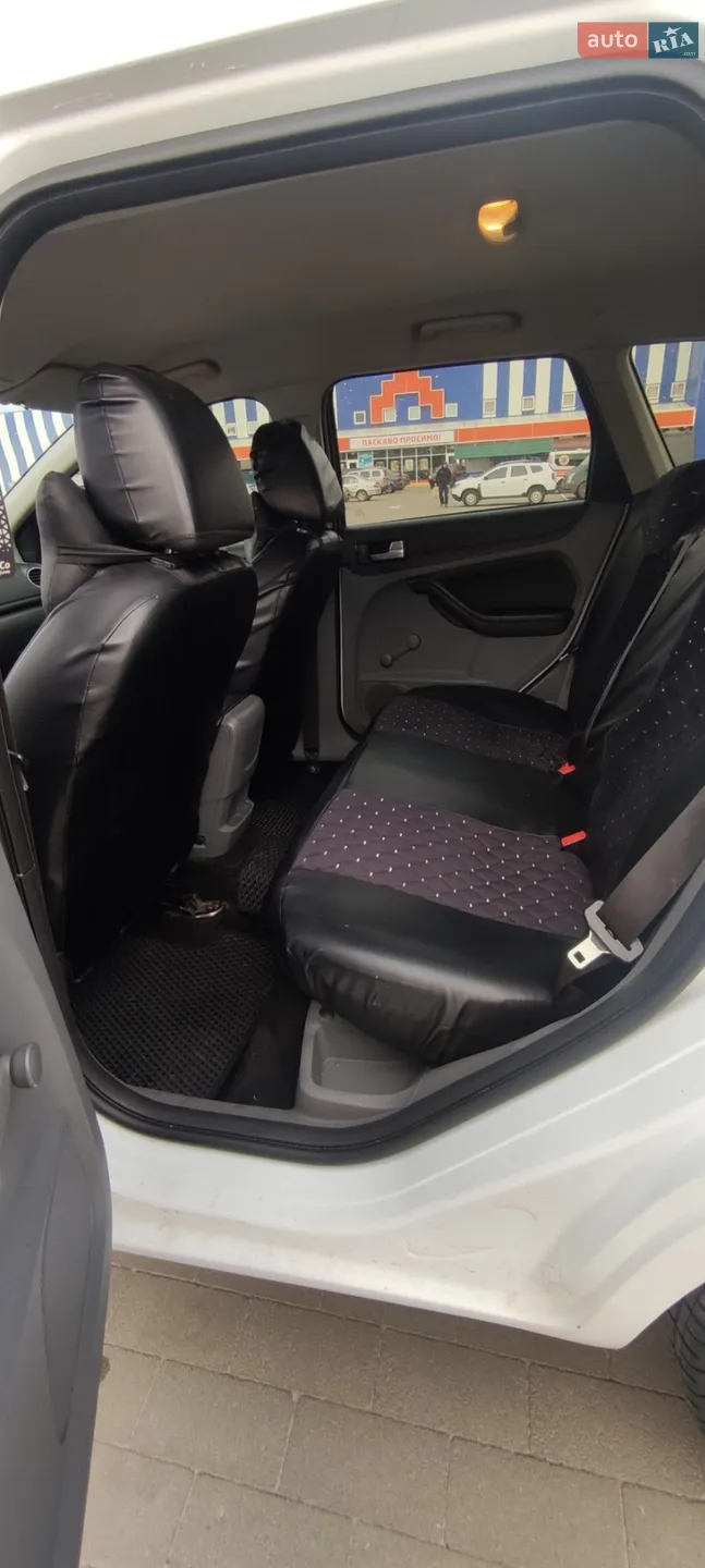 2010 Ford Focus - мініатюра 9