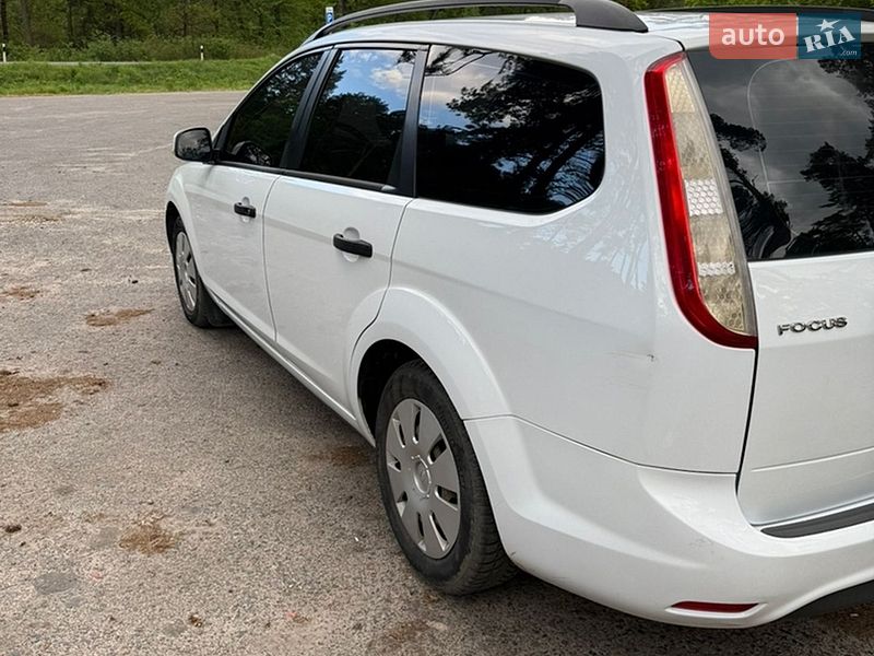 Универсал Ford Focus 2010 в Великих Мостах