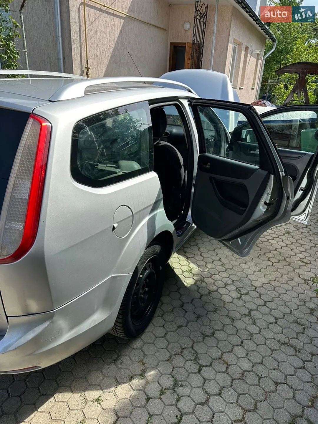 2010 Ford Focus - мініатюра 2