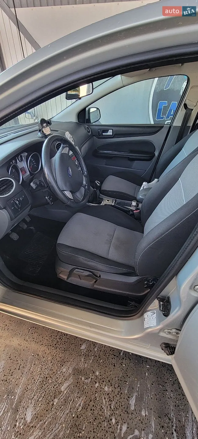 2010 Ford Focus - мініатюра 10