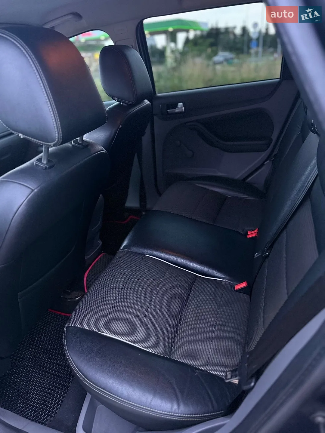 2010 Ford Focus - мініатюра 11