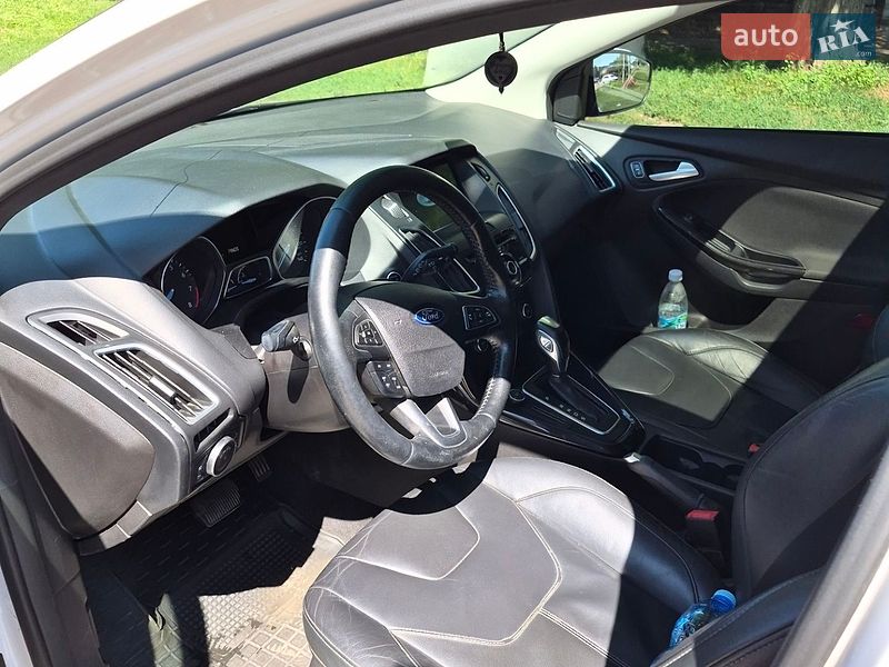 Седан Ford Focus 2015 в Сребном