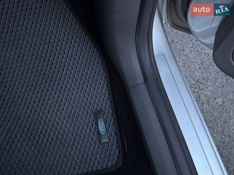 Хэтчбек Ford Focus 2007 в Вишневом