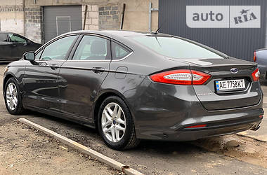 Седан Ford Fusion 2015 в 