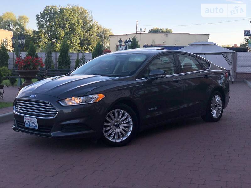 Седан Ford Fusion 2015 в Стрию