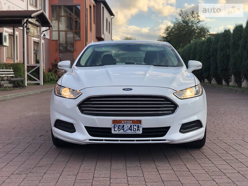 Седан Ford Fusion 2013 в Стрию