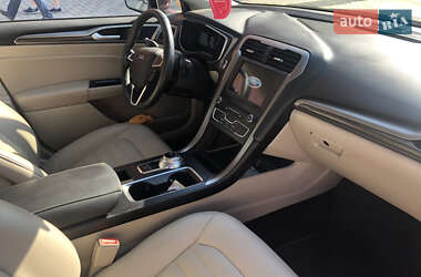Седан Ford Fusion 2016 в 