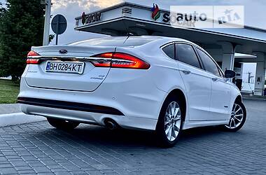 Седан Ford Fusion 2017 в 