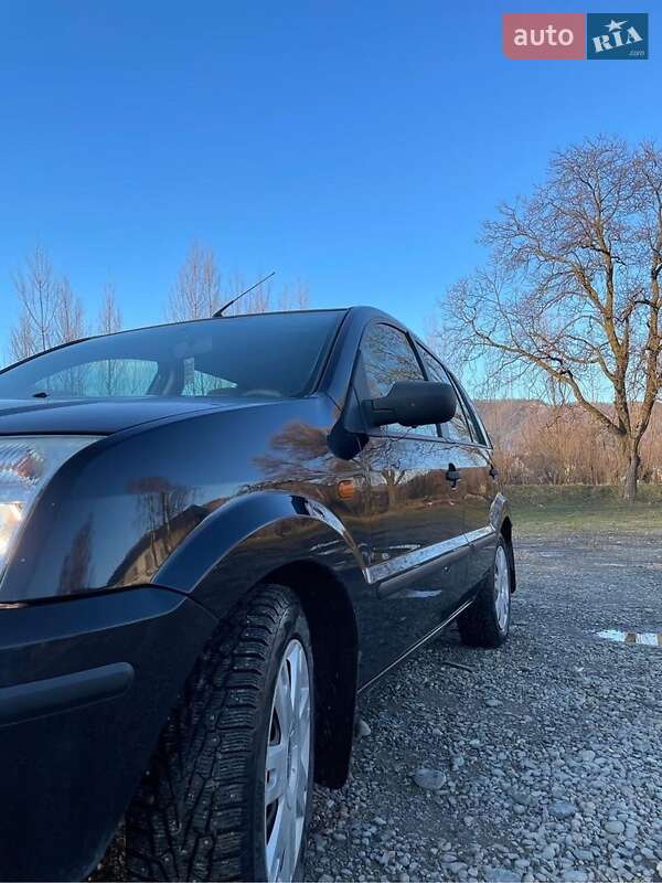 Хэтчбек Ford Fusion 2003 в Тячеве