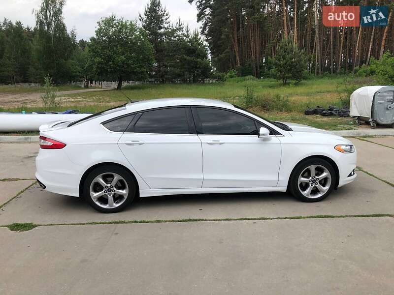 Седан Ford Fusion 2016 в Ромнах