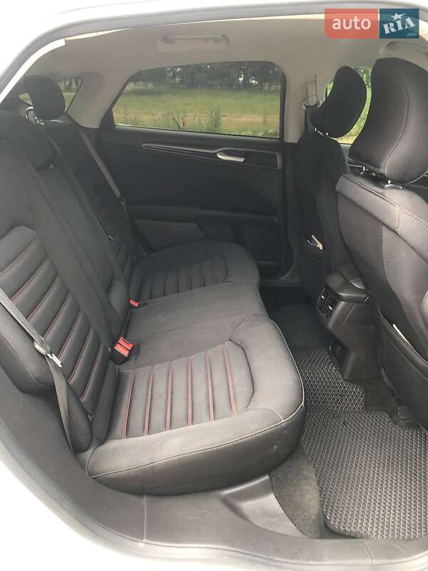Седан Ford Fusion 2016 в Ромнах