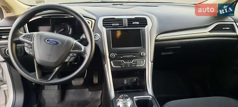 Седан Ford Fusion 2016 в Умані