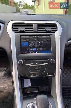 Седан Ford Fusion 2015 в 