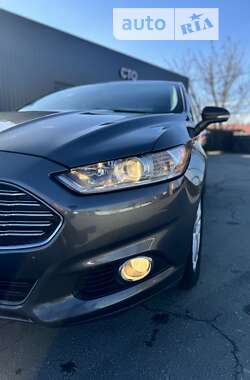 Седан Ford Fusion 2015 в 