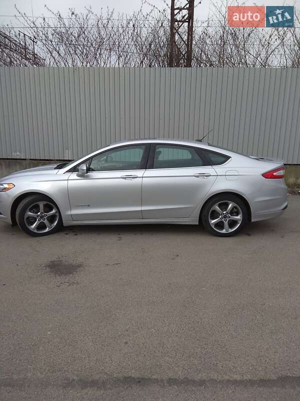 Седан Ford Fusion 2013 в Сваляве