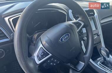 Седан Ford Fusion 2014 в Остроге