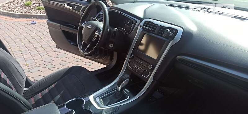 Седан Ford Fusion 2015 в Чернівцях
