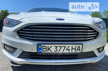 Седан Ford Fusion 2016 в 