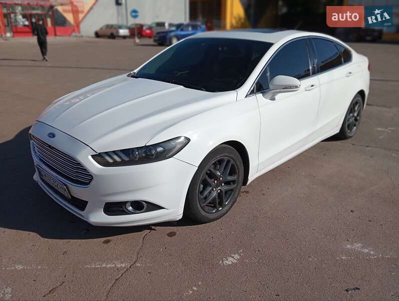 Седан Ford Fusion 2016 в 
