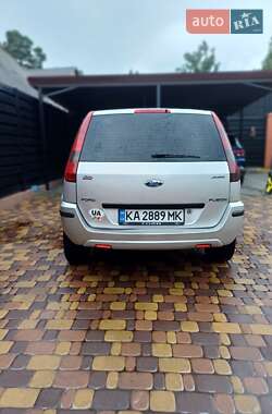 Хэтчбек Ford Fusion 2004 в 