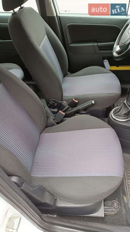 Хэтчбек Ford Fusion 2011 в Новых Санжарах