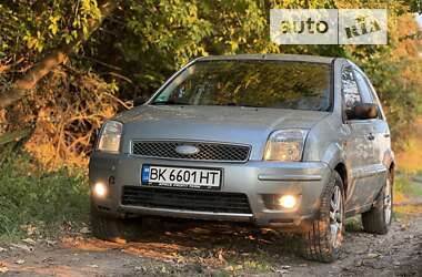 Хэтчбек Ford Fusion 2004 в Гоще