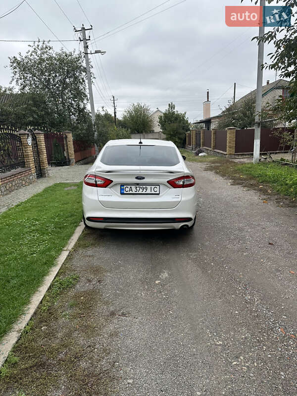 Седан Ford Fusion 2015 в Умані