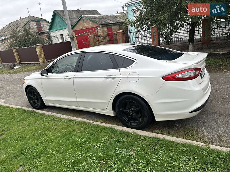 Седан Ford Fusion 2015 в Умані