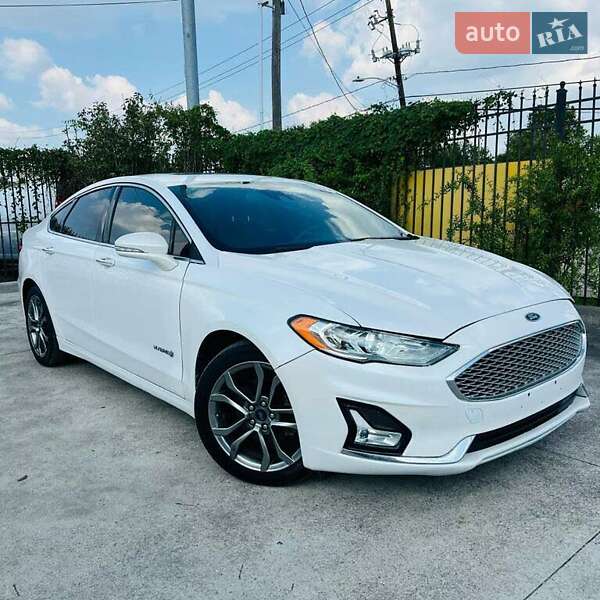 Седан Ford Fusion 2019 в 
