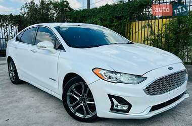 Седан Ford Fusion 2019 в 