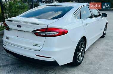 Седан Ford Fusion 2019 в 