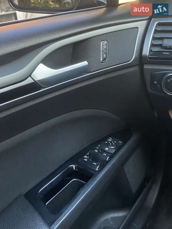 Седан Ford Fusion 2015 в Ужгороді