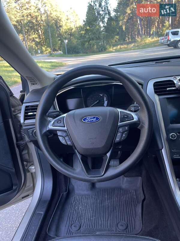 Седан Ford Fusion 2016 в Тараще