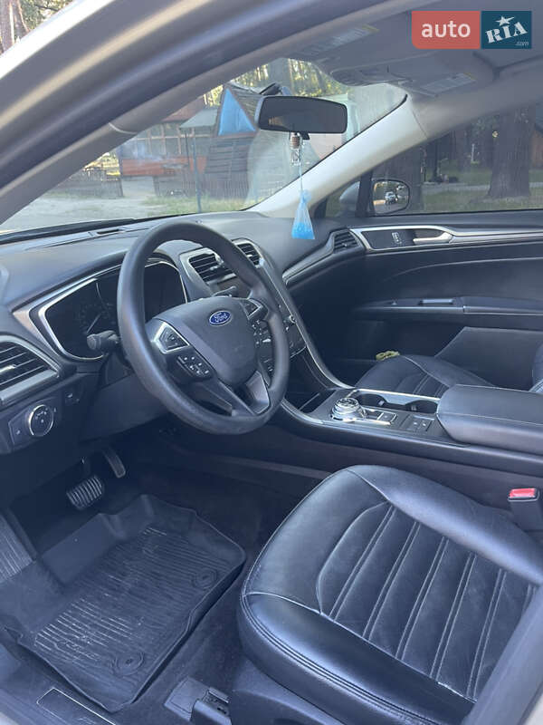 Седан Ford Fusion 2016 в Тараще