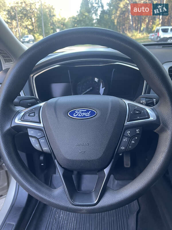 Седан Ford Fusion 2016 в Тараще