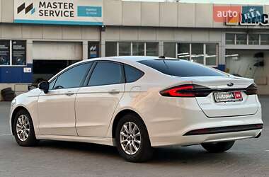 Седан Ford Fusion 2016 в 