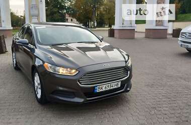 Седан Ford Fusion 2015 в Остроге