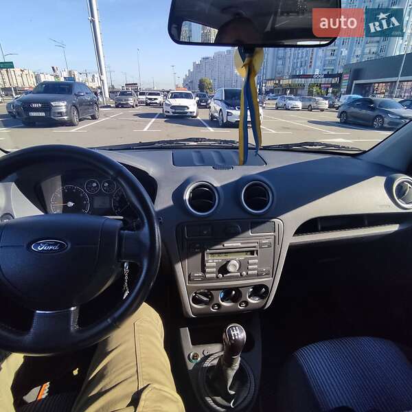 Хэтчбек Ford Fusion 2010 в 