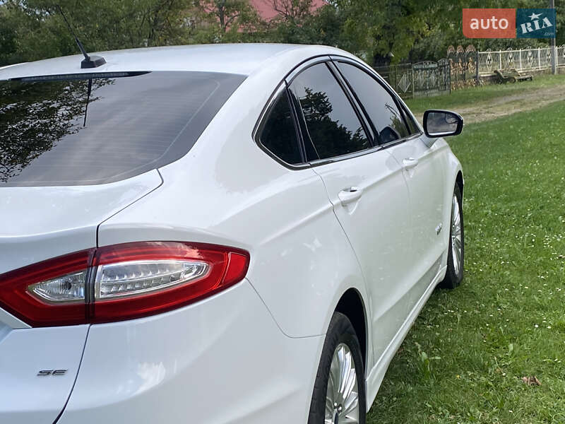 Седан Ford Fusion 2014 в Стрию