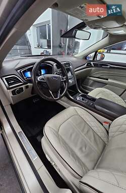 Седан Ford Fusion 2016 в 
