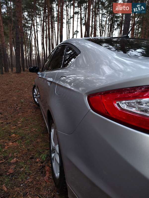 Седан Ford Fusion 2013 в Краснограді