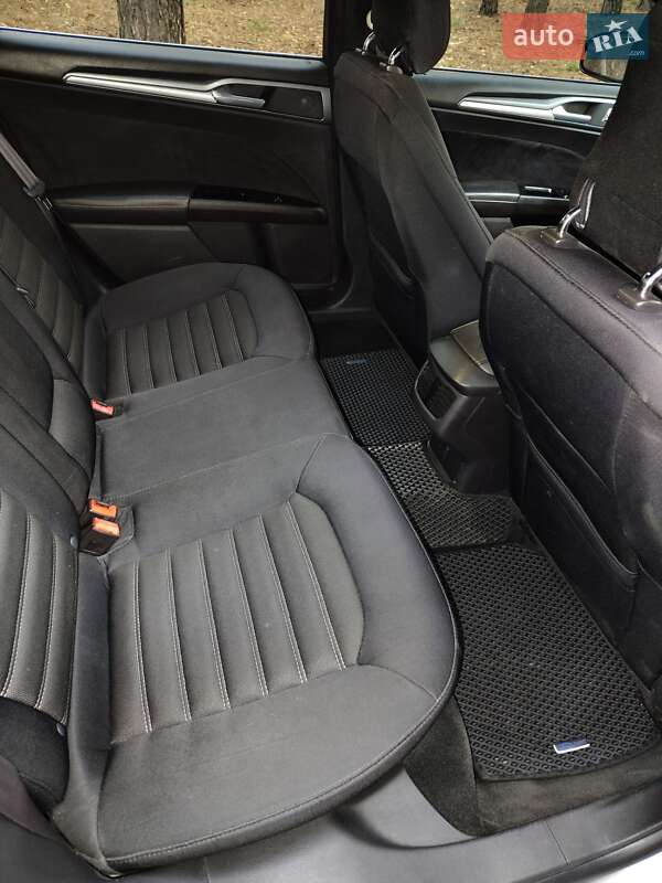 Седан Ford Fusion 2013 в Краснограді
