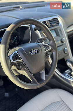 Седан Ford Fusion 2016 в 
