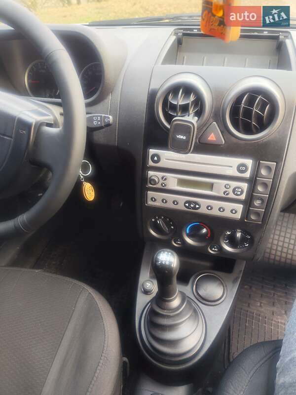 Хэтчбек Ford Fusion 2004 в Ромнах