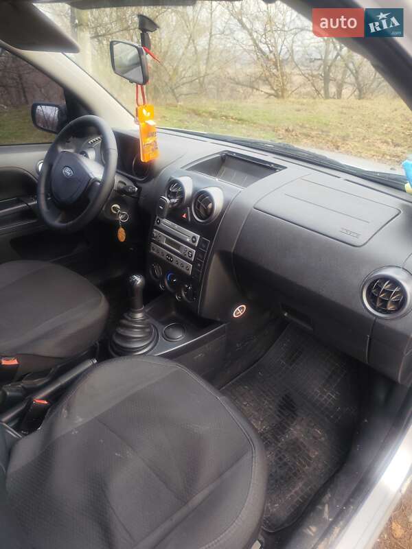 Хэтчбек Ford Fusion 2004 в Ромнах