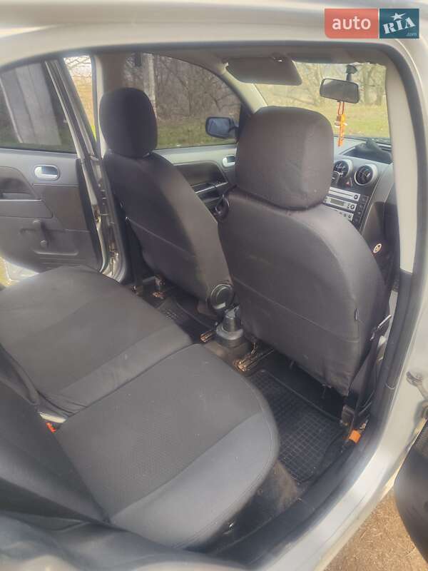 Хэтчбек Ford Fusion 2004 в Ромнах